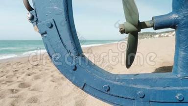 通过<strong>聚焦</strong>螺旋桨观察未<strong>聚焦</strong>的海滨和蓝色海水